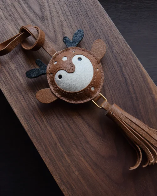 deer bag charm, leather deer keychain, handmade leather bag charm, minimalist animal accessory, car key leather charm, gift ready leather accessory