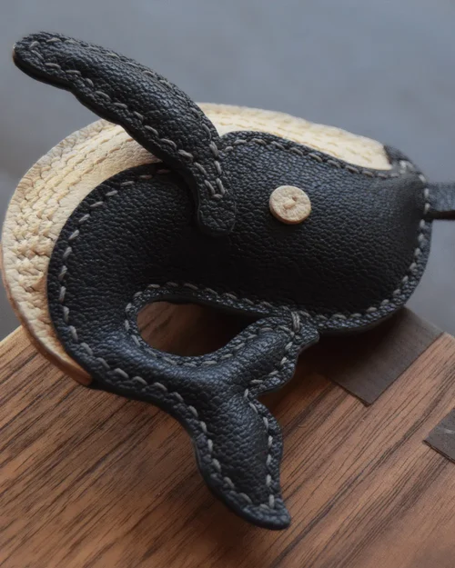 whale bag charm, leather whale keychain, handmade whale bag charm, animal bag accessory, whale leather keychain, car key accessory
