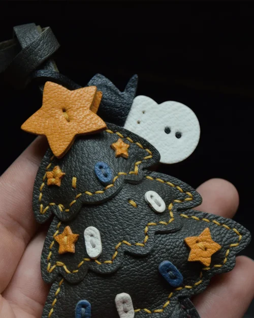 leather christmas tree bag charm, christmas tree leather keychain, handmade holiday bag charm, festive leather accessory, winter gift keychain