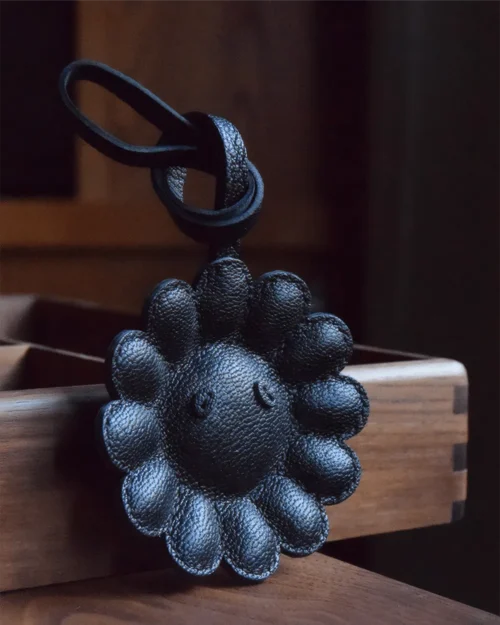 leather black daisy bag charm, black daisy leather keychain, handmade flower bag charm, sculptural floral accessory, minimalist black flower keychain