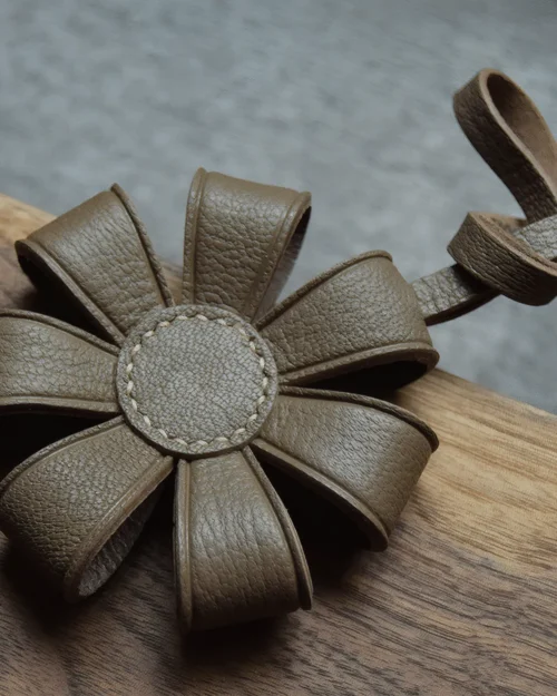 daisy flower bag charm, leather daisy keychain, handmade daisy bag charm, floral bag accessory, daisy leather keychain, car key accessory