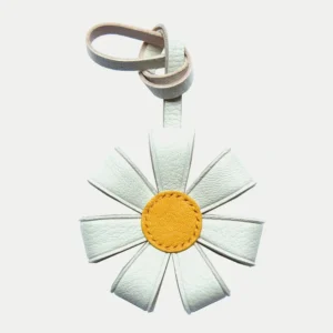 daisy flower bag charm, leather daisy keychain, handmade daisy bag charm, floral bag accessory, daisy leather keychain, car key accessory