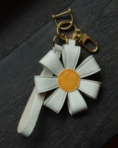daisy flower bag charm, leather daisy keychain, handmade daisy bag charm, floral bag accessory, daisy leather keychain, car key accessory
