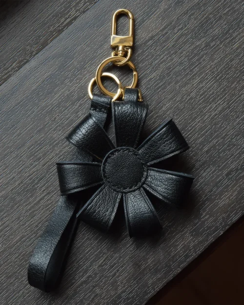 daisy flower bag charm, leather daisy keychain, handmade daisy bag charm, floral bag accessory, daisy leather keychain, car key accessory