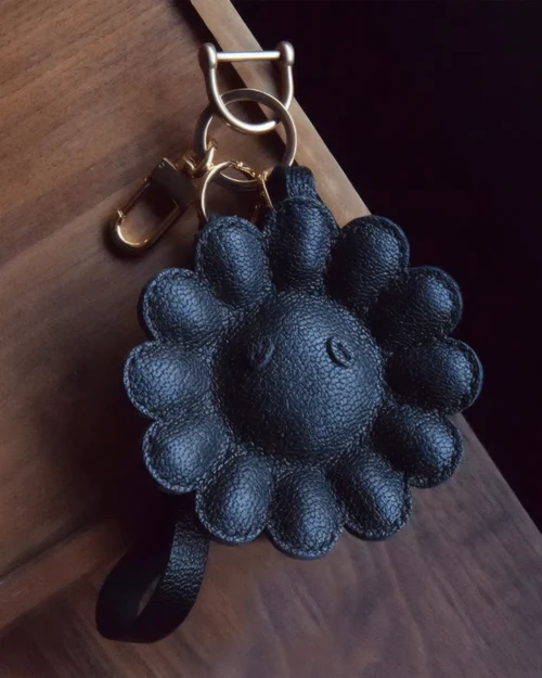 leather black daisy bag charm, black daisy leather keychain, handmade flower bag charm, sculptural floral accessory, minimalist black flower keychain