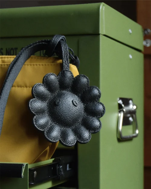 leather black daisy bag charm, black daisy leather keychain, handmade flower bag charm, sculptural floral accessory, minimalist black flower keychain