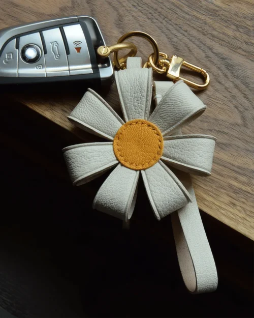 daisy flower bag charm, leather daisy keychain, handmade daisy bag charm, floral bag accessory, daisy leather keychain, car key accessory