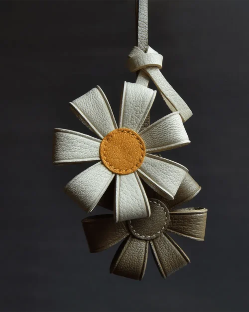 daisy flower bag charm, leather daisy keychain, handmade daisy bag charm, floral bag accessory, daisy leather keychain, car key accessory