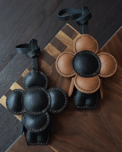 flower bag charm, leather flower keychain, handmade flower bag charm, floral bag accessory, flower leather keychain, car key accessory