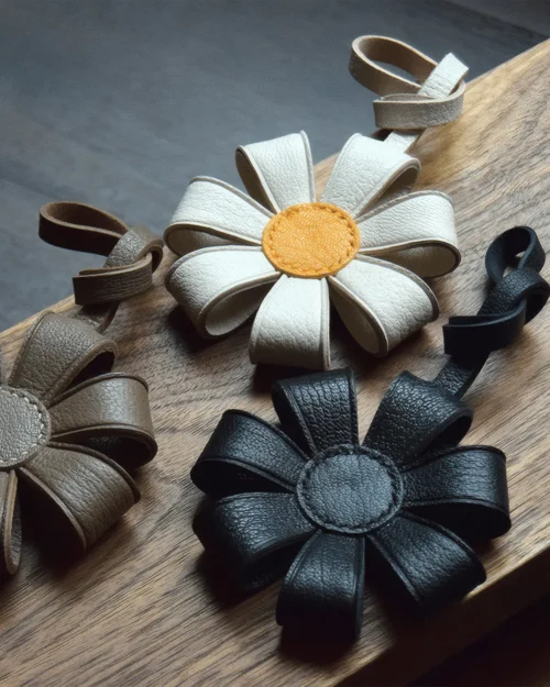daisy flower bag charm, leather daisy keychain, handmade daisy bag charm, floral bag accessory, daisy leather keychain, car key accessory