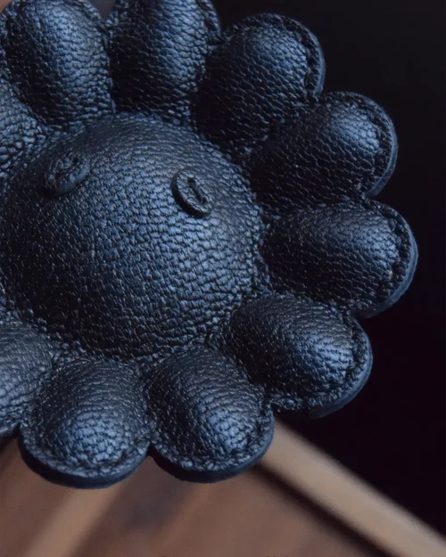 leather black daisy bag charm, black daisy leather keychain, handmade flower bag charm, sculptural floral accessory, minimalist black flower keychain