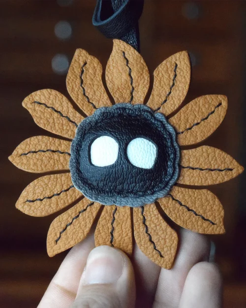 leather sunflower bag charm, sunflower leather keychain, floral sunflower bag charm, handmade sunflower accessory, leather flower keychain, car key accessory