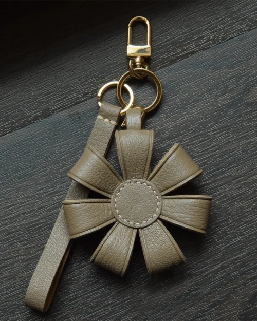 daisy flower bag charm, leather daisy keychain, handmade daisy bag charm, floral bag accessory, daisy leather keychain, car key accessory